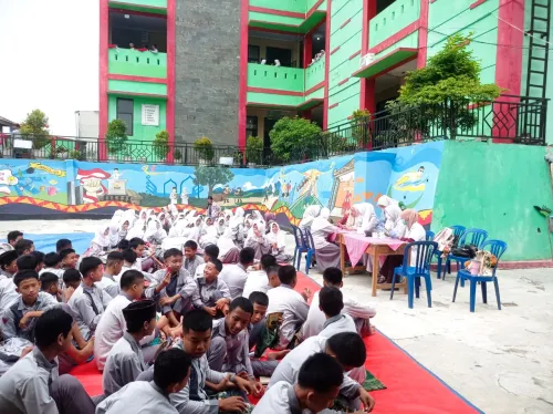 Antusias Siswa SMP Negeri 43 Bandar Lampung Ikuti Pemeriksaan Golongan Darah